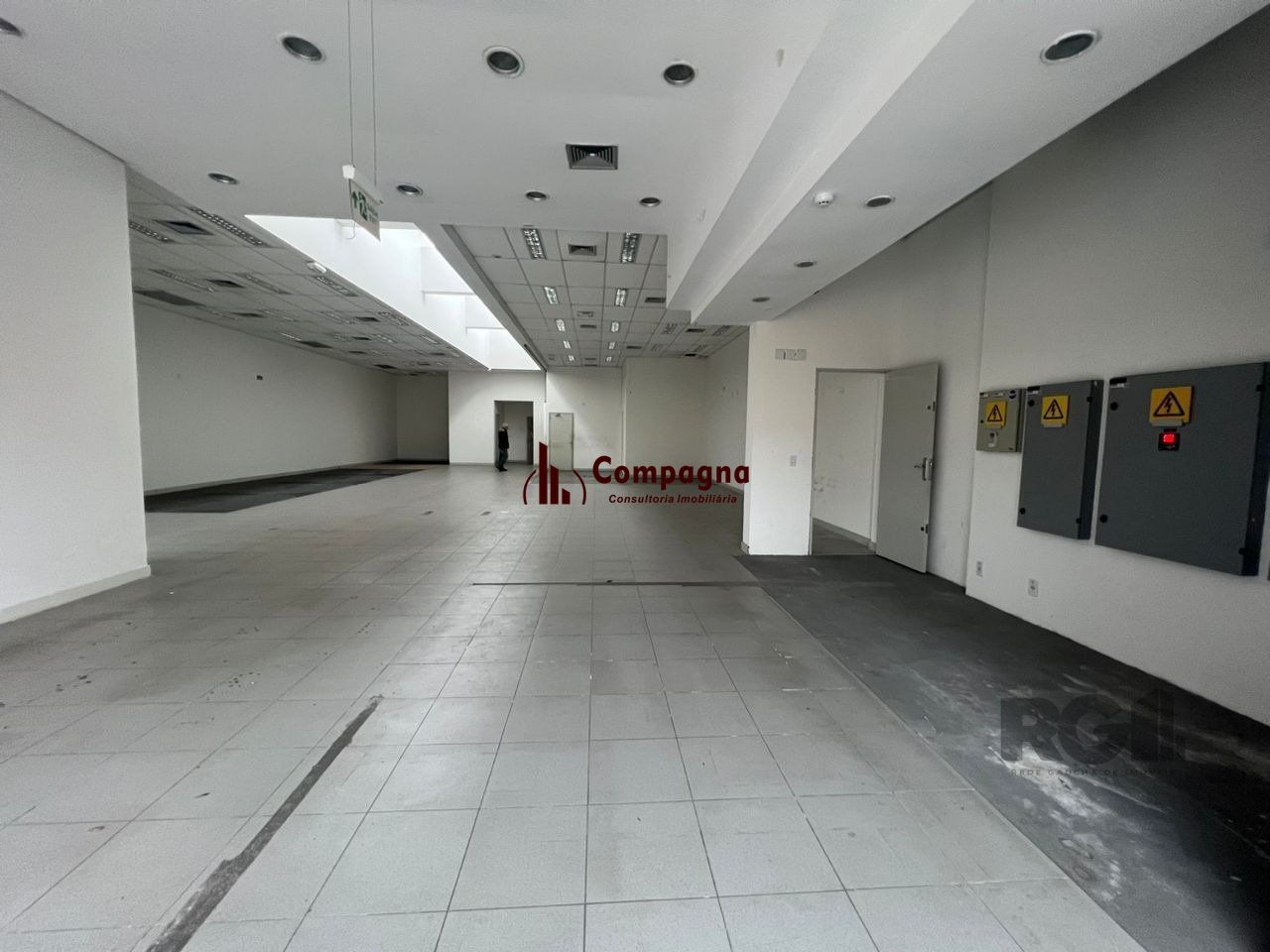 Loja para Venda - 450m², 0 dormitórios, 1 vaga - Petrópolis — foto 2