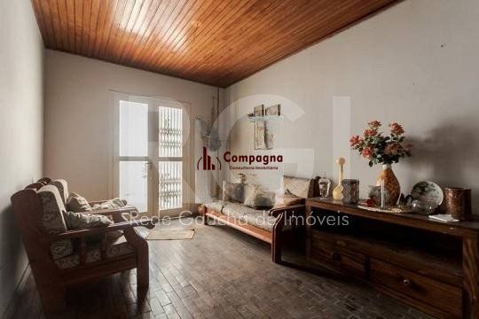 Casa composta por seis(6) dormitórios, no bairro Passo da Areia em Porto Alegre/RS. — foto 3