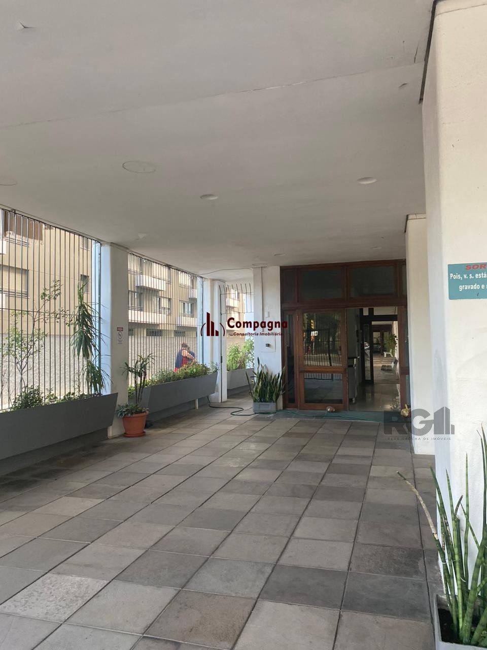 Vende-se apartamento impecável de 2 dormitórios — foto 3
