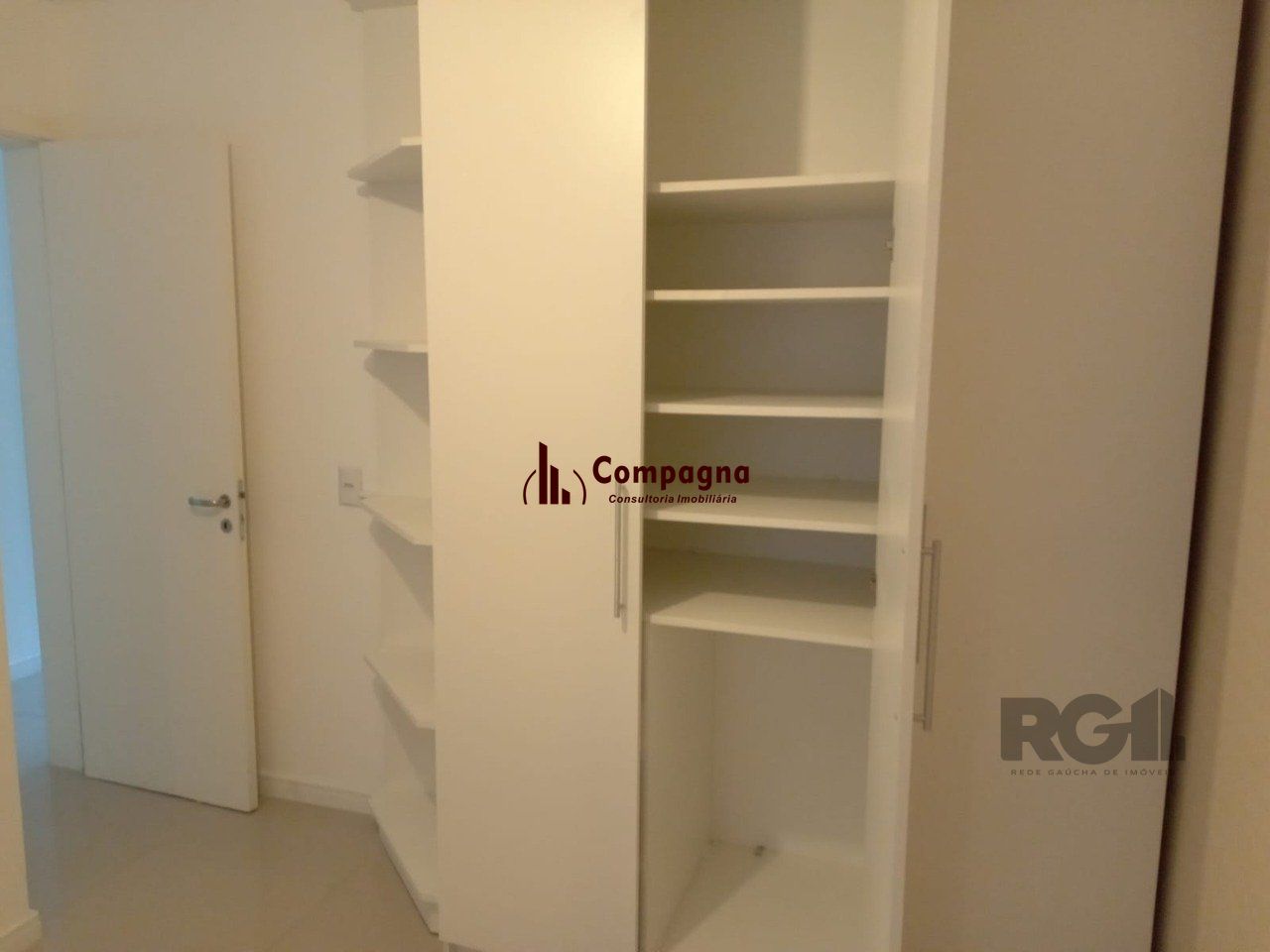 Apartamento com TERRAÇO,  localizado num dos mais sofisticados bairros de Porto Alegre, bairro Rio Branco. Apartamento totalmente mobiliado. — foto 5