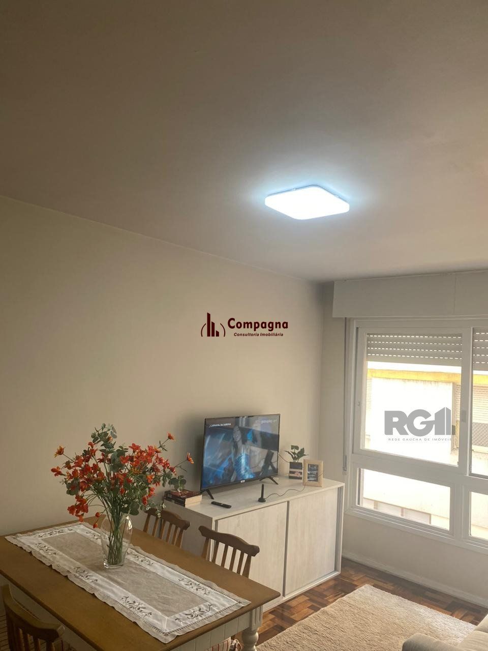 Vende-se apartamento impecável de 2 dormitórios