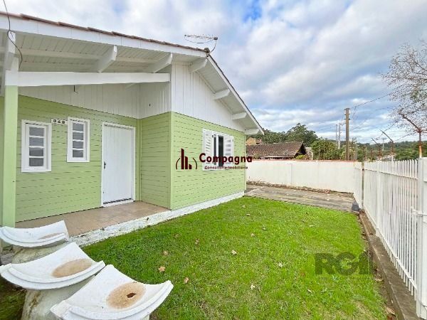 Casa em Porto Alegre, no bairro Guarujá, com 2 dormitório(s), e 2 banheiros, à venda.
