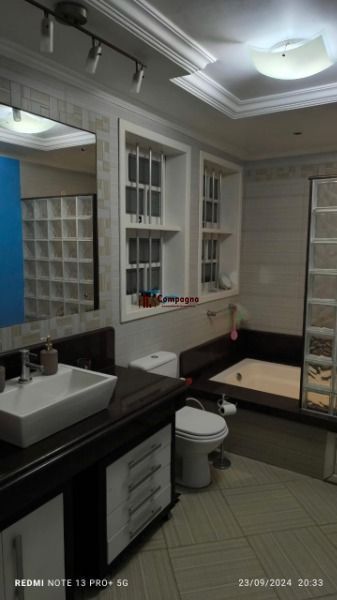 Casa em Porto Alegre, no bairro Hípica, com 3 dormitório(s), e 3 banheiros, à venda. — foto 3