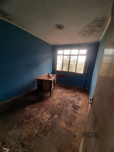 Casa em Porto Alegre, no bairro Cristal, com 4 dormitório(s), e 4 banheiros, à venda. — foto 4