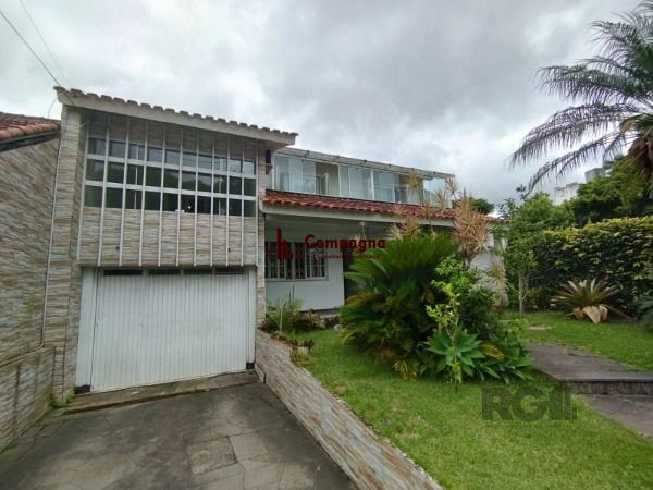 Casa em Porto Alegre, no bairro Ipanema, com 6 dormitório(s), e 6 banheiros, à venda.