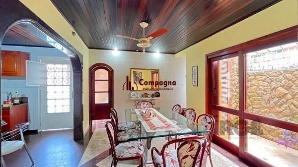 Casa em Porto Alegre, no bairro Guarujá, com 5 dormitório(s), e 5 banheiros, à venda. — foto 3