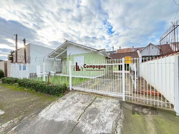 Casa em Porto Alegre, no bairro Guarujá, com 2 dormitório(s), e 2 banheiros, à venda. — foto 3