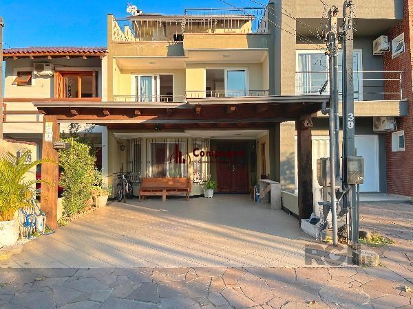 Casa em Porto Alegre, no bairro Hípica, com 3 dormitório(s), e 3 banheiros, à venda.