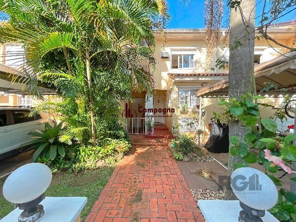 Casa Condominio em Porto Alegre, no bairro Tristeza, com 3 dormitório(s), e 3 banheiros, à venda.