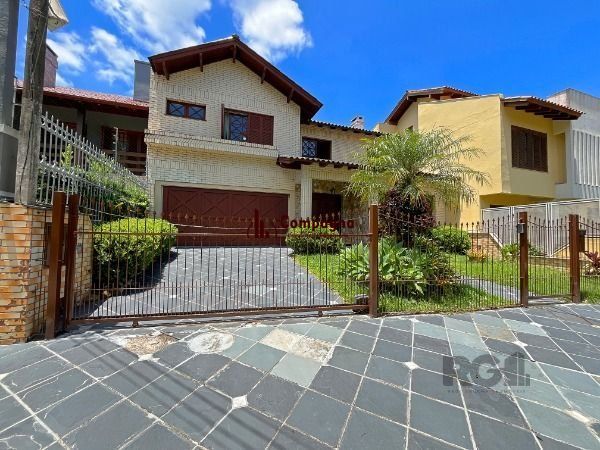 Casa em Porto Alegre, no bairro Ipanema, com 3 dormitório(s), e 3 banheiros, à venda.
