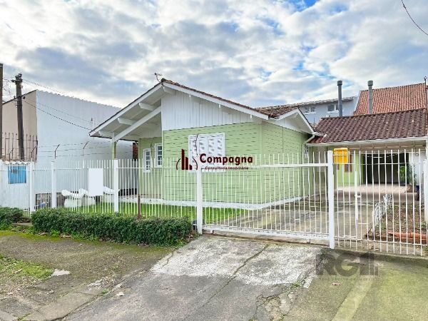 Casa em Porto Alegre, no bairro Guarujá, com 2 dormitório(s), e 2 banheiros, à venda. — foto 2