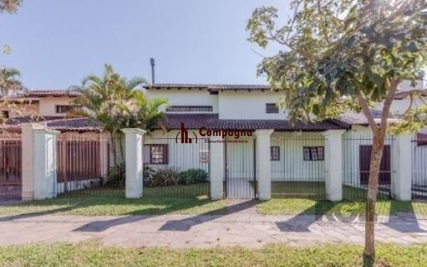 Casa em Porto Alegre, no bairro Aberta dos Morros, com 4 dormitório(s), e 4 banheiros, à venda.