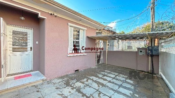 Casa em Porto Alegre, no bairro Medianeira, com 3 dormitório(s), e 3 banheiros, à venda.