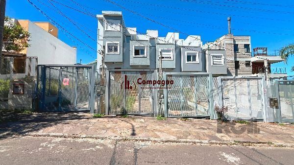 Casa em Porto Alegre, no bairro Guarujá, com 3 dormitório(s), e 3 banheiros, à venda. — foto 3