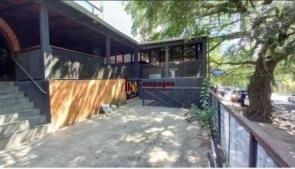 Casa Comercial em Porto Alegre, no bairro Moinhos de Vento, e 0 banheiros, à venda. — foto 2