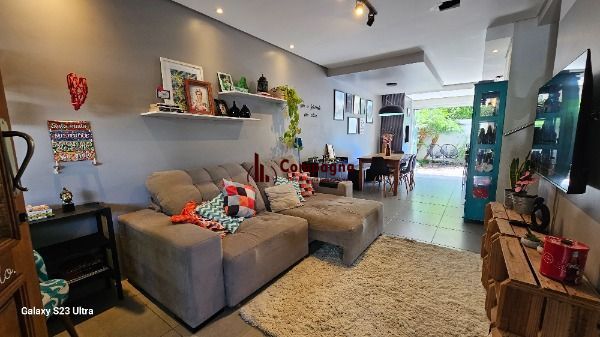 Casa em Porto Alegre, no bairro Hípica, com 3 dormitório(s), e 3 banheiros, à venda.