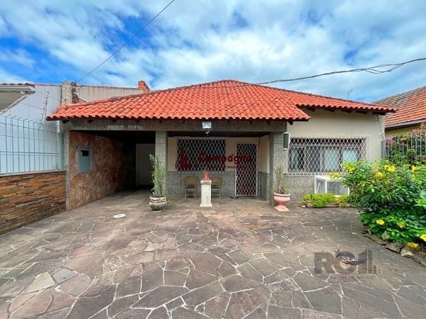 Casa em Porto Alegre, no bairro Guarujá, com 5 dormitório(s), e 5 banheiros, à venda. — foto 2