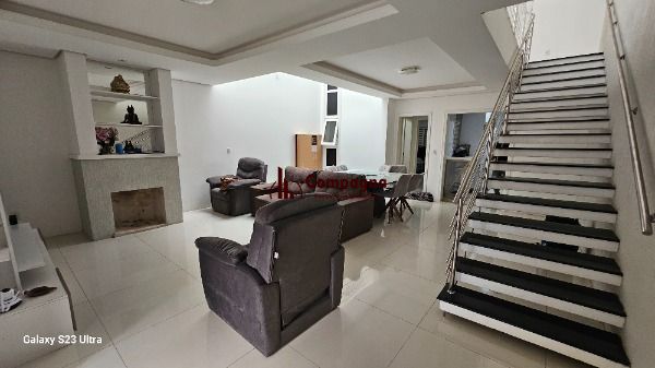 Casa em Porto Alegre, no bairro Hípica, com 3 dormitório(s), e 3 banheiros, à venda. — foto 2