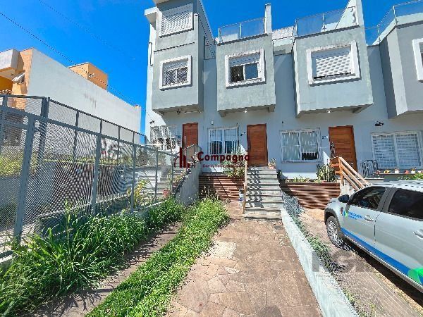 Casa em Porto Alegre, no bairro Guarujá, com 3 dormitório(s), e 3 banheiros, à venda.