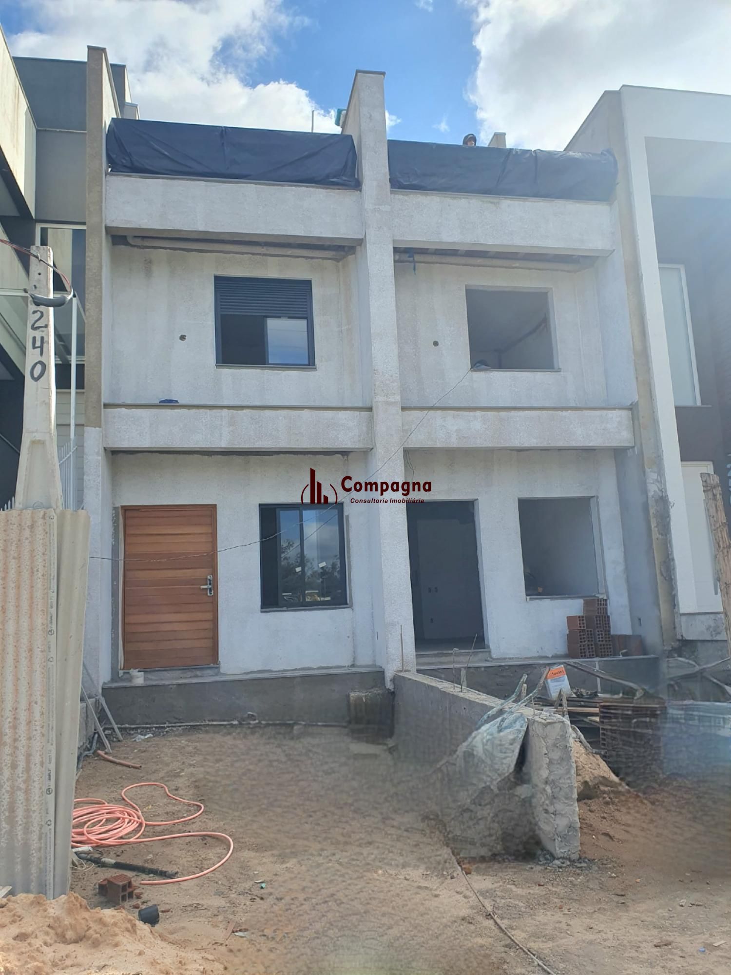 Casa em Porto Alegre, no bairro Hípica, com 2 dormitório(s), e 2 banheiros, à venda.