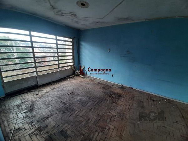 Casa em Porto Alegre, no bairro Cristal, com 4 dormitório(s), e 4 banheiros, à venda. — foto 2