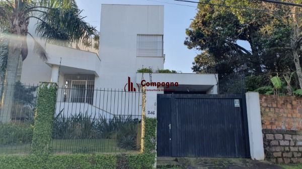 Casa em Porto Alegre, no bairro Espírito Santo, com 3 dormitório(s), e 3 banheiros, à venda.