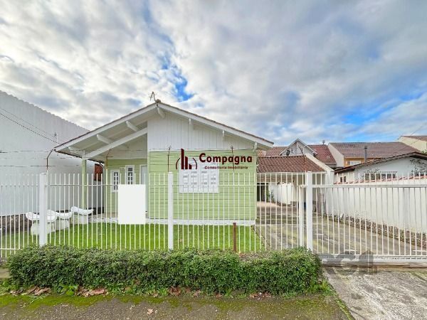 Casa em Porto Alegre, no bairro Guarujá, com 2 dormitório(s), e 2 banheiros, à venda. — foto 4