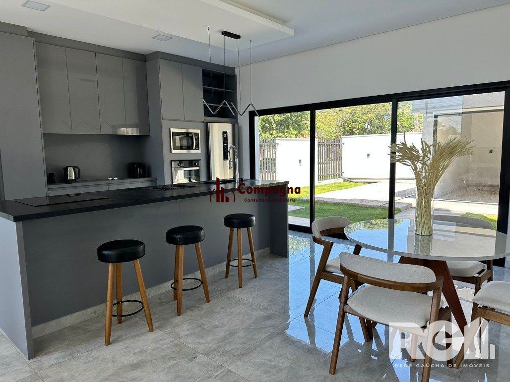 Casa de alto padrão a venda, totalmente mobiliada, com 2 dormitórios, 1 suite e 2 vagas no centro de Nova Santa Rita. — foto 3