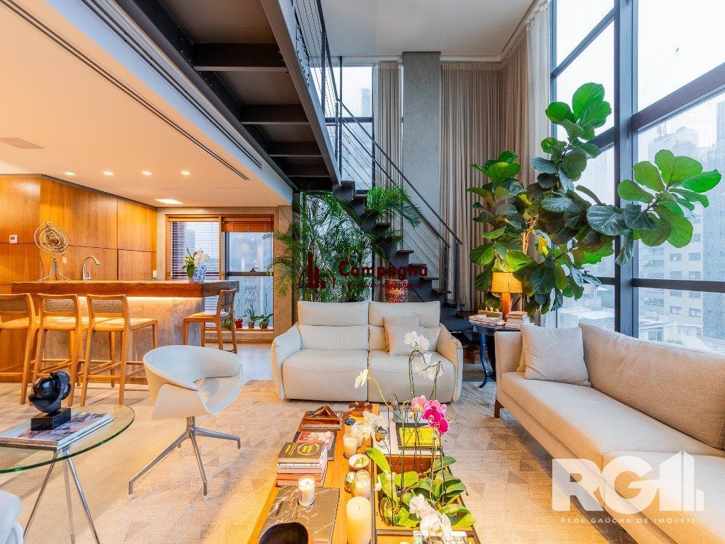 Belíssimo apartamento no Glass Aurélio andar alto,  Living com pé direito duplo,  174m² privativos finamente decorado no Moinhos de Vento — foto 5