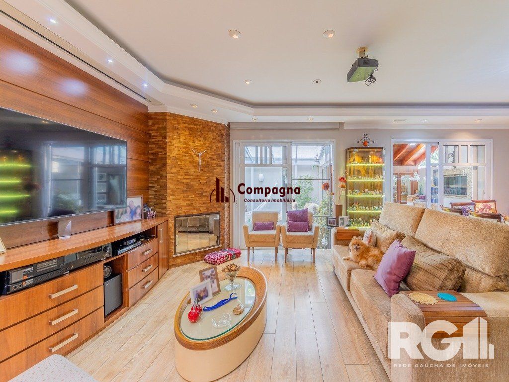 EXCLUSIVIDADE Belíssima casa de 4 suítes + gabinete no condomínio fechado Terra Mater com vista exuberante para o bosque, próximo da portaria e infraestrutura.