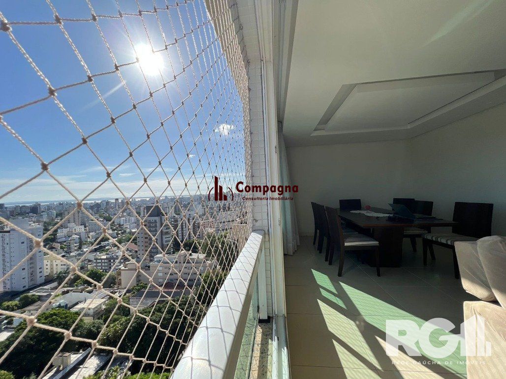 Espetacular apartamento para ALUGAR mobiliado com eletrodomésticos, 3 dormitórios, 2 vagas cobertas, infra completa no coração do Bairro Petrópolis.
