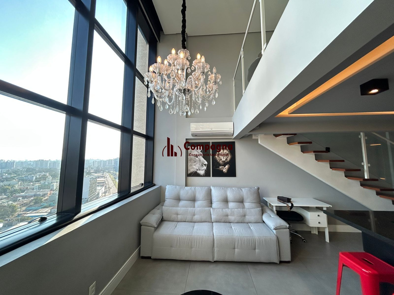 Apartamento duplex a venda, mobiliado e decorado, planta de 57 m2 com 1 dormitório, 2 vagas e 1 depósito.