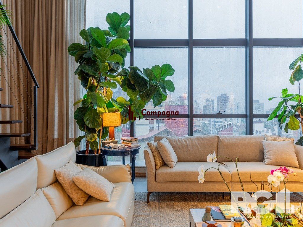 Belíssimo apartamento no Glass Aurélio andar alto,  Living com pé direito duplo,  174m² privativos finamente decorado no Moinhos de Vento — foto 2