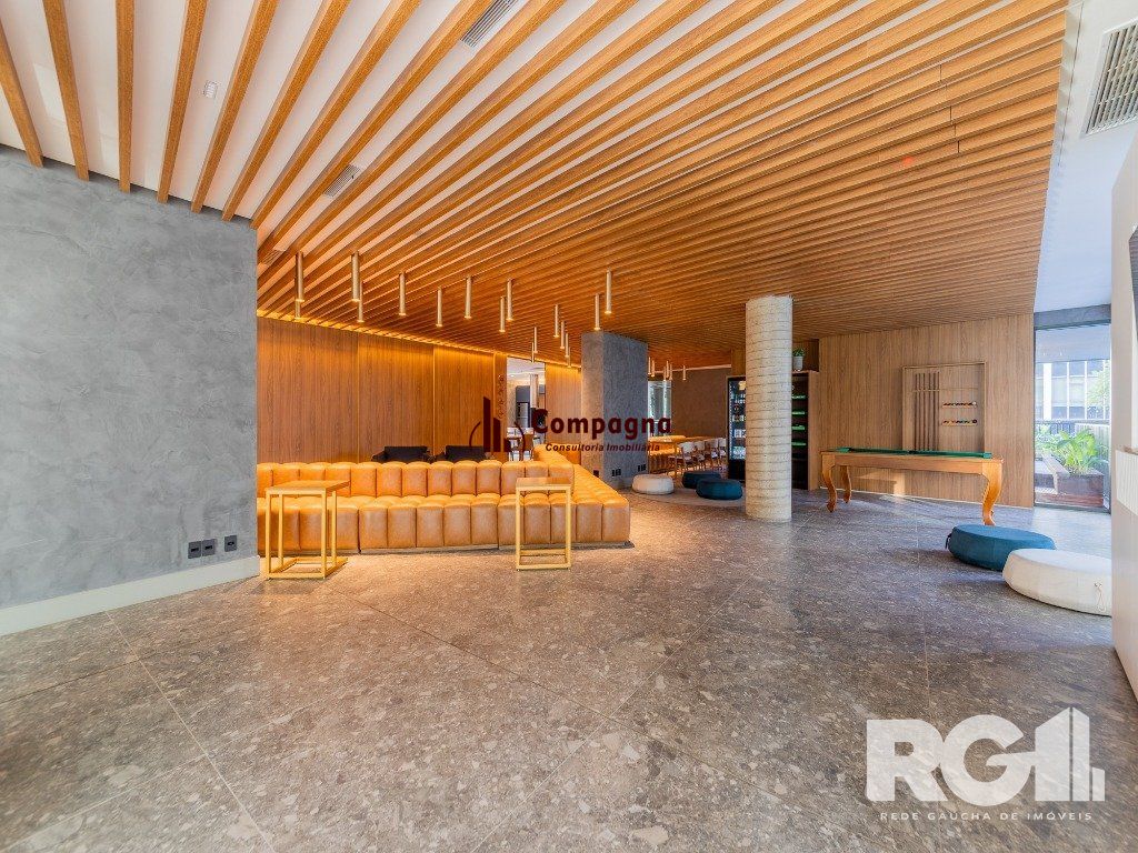 Loft de alto padrão construtivo no bairro Moinhos de Vento, planta de 29,60 m2 privativos com porcelanato, forro em gesso e aberturas em alumínio com vidros duplos. — foto 2