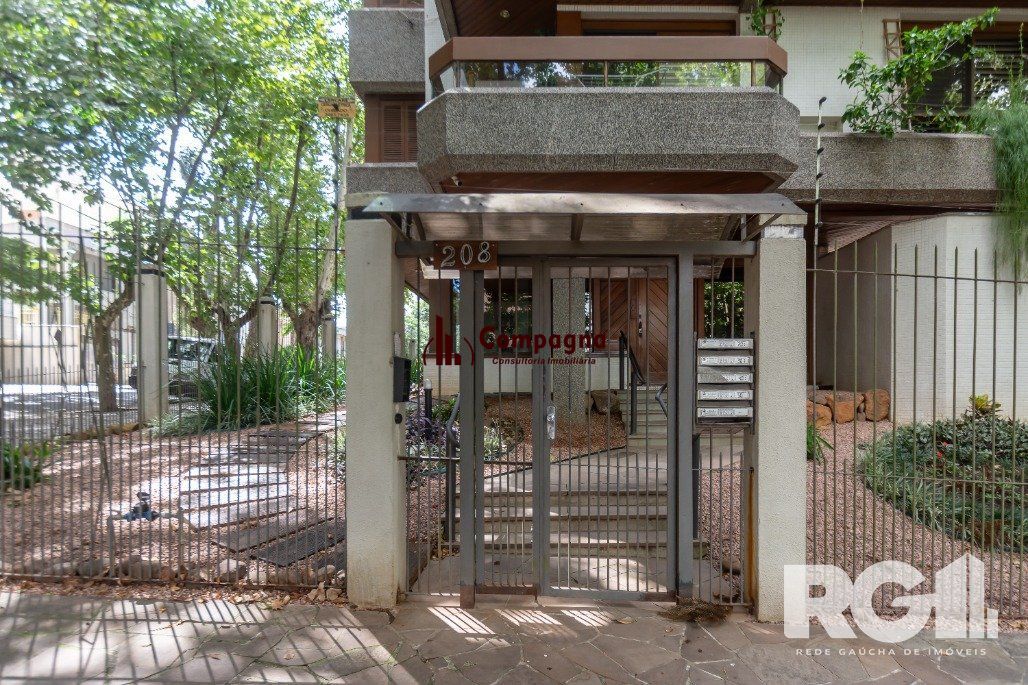 Apartamento Reformado! Com 3 dorm, sendo 1 suíte, 2 vagas na Rua Corte Real. — foto 2
