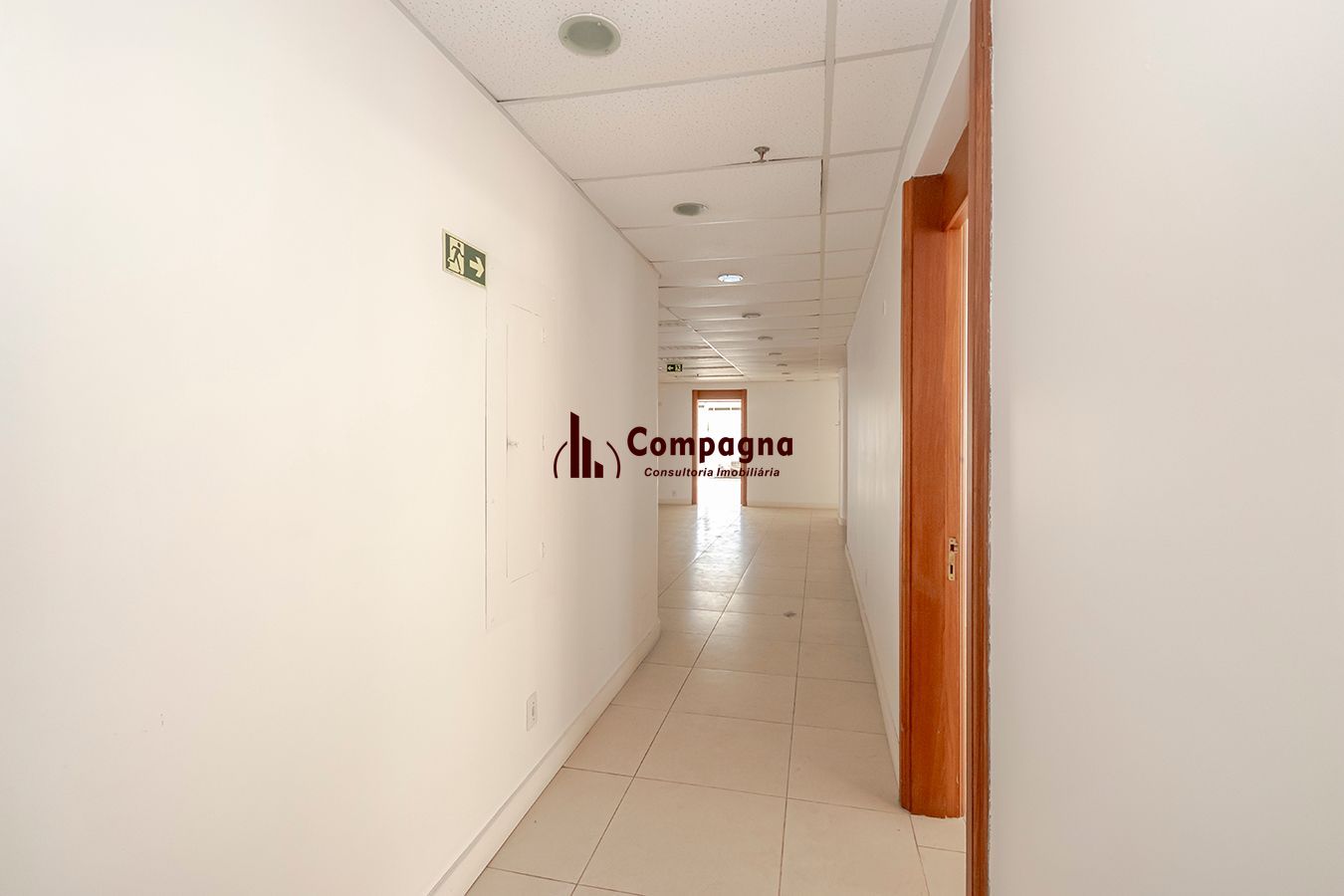 Conjunto Comercial, meio andar inteiro com várias salas e salão! — foto 2