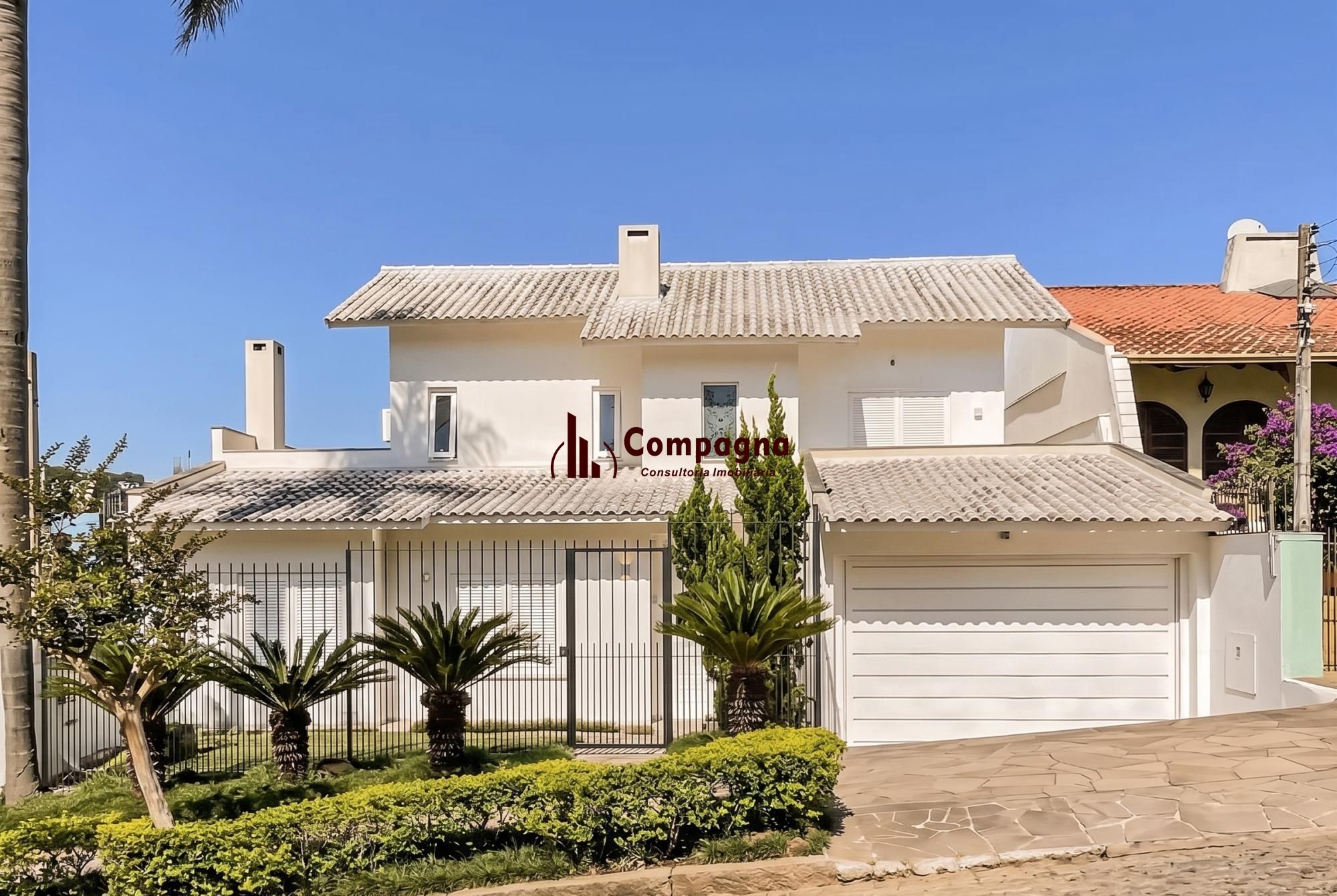 Casa Reformada com Piscina, 370m², 2 Suítes com Closet no Três Figueiras – POA