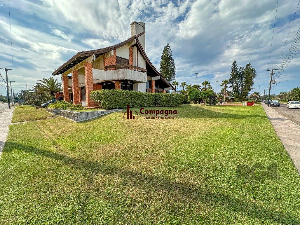 Icônica Casa para comprar  a poucos metros do mar em Atlântida