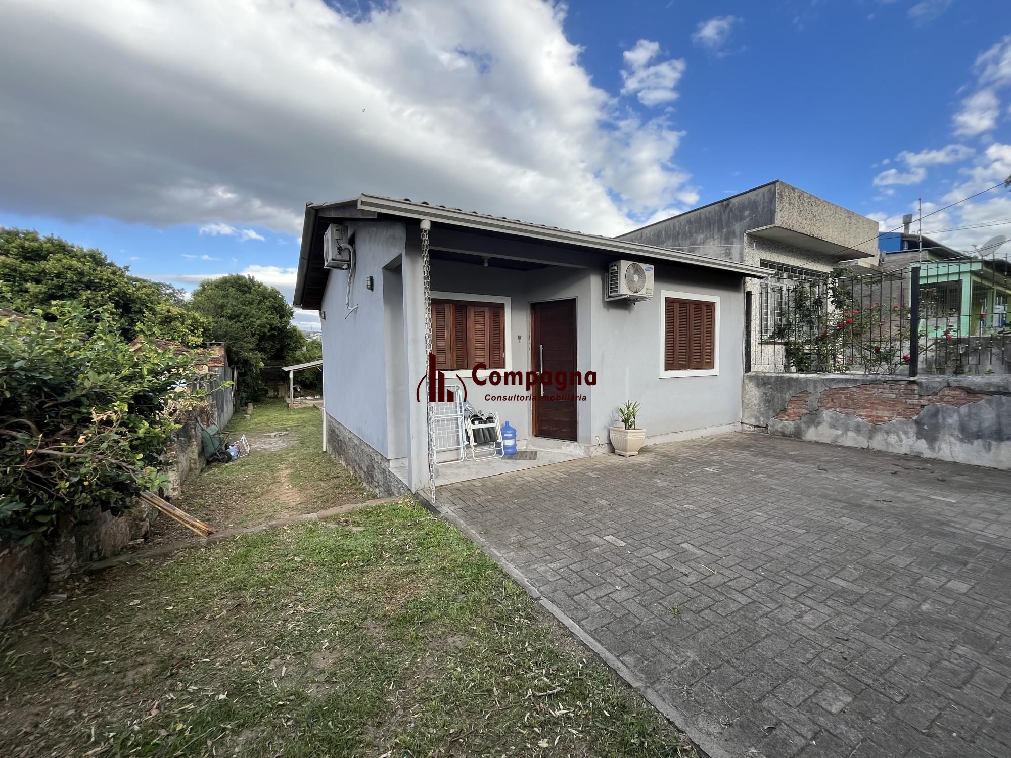 Casa com pátio grande semi-mobiliada no Bairro Camaquã.