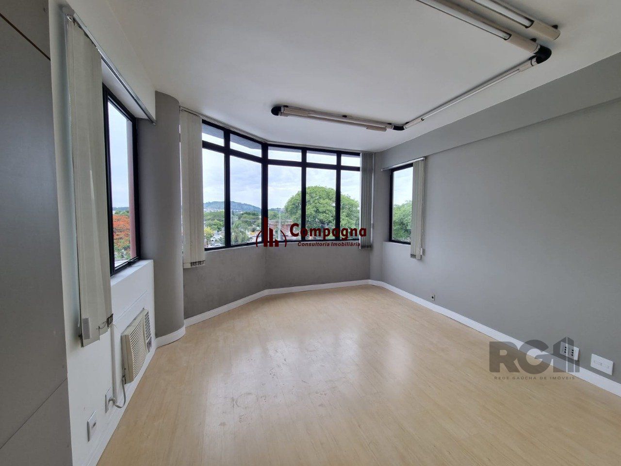 Sala comercial Bairro Ipanema / Prédio com Elevador e Estacionamento — foto 2