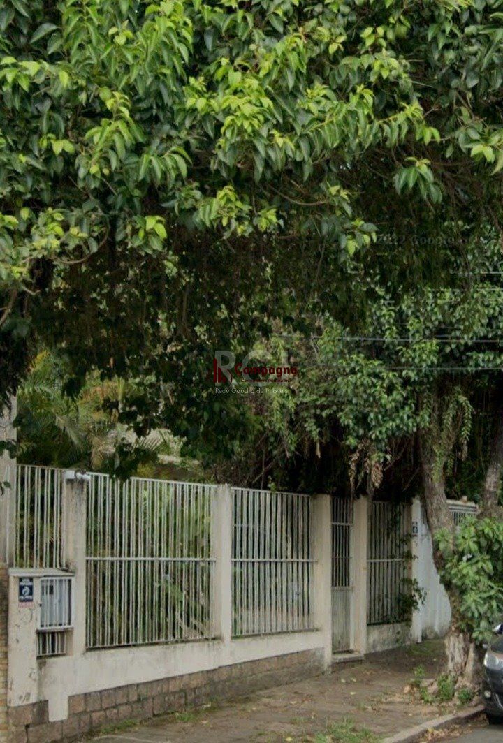Casa com quatro (4) dormitórios,  duas (2) vagas de garagem, no bairro Passo da Areia em Porto Alegre.