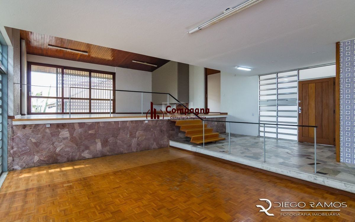 Venda de casa residencial 25,00m x 80,00m- Menino Deus. 4 vagas, 4 dormitórios, sendo 1 suíte, 1 varanda, lareira e churrasqueira.