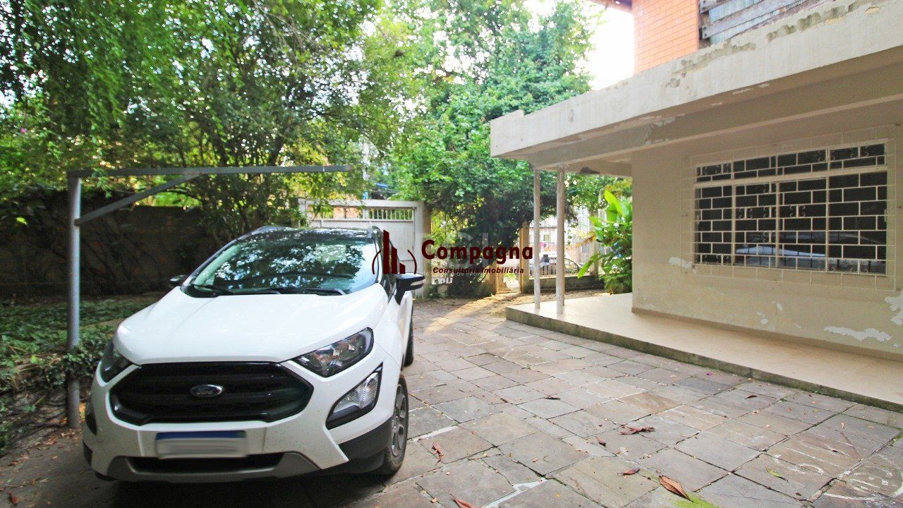 Casa com quatro (4) dormitórios,  duas (2) vagas de garagem, no bairro Passo da Areia em Porto Alegre. — foto 5