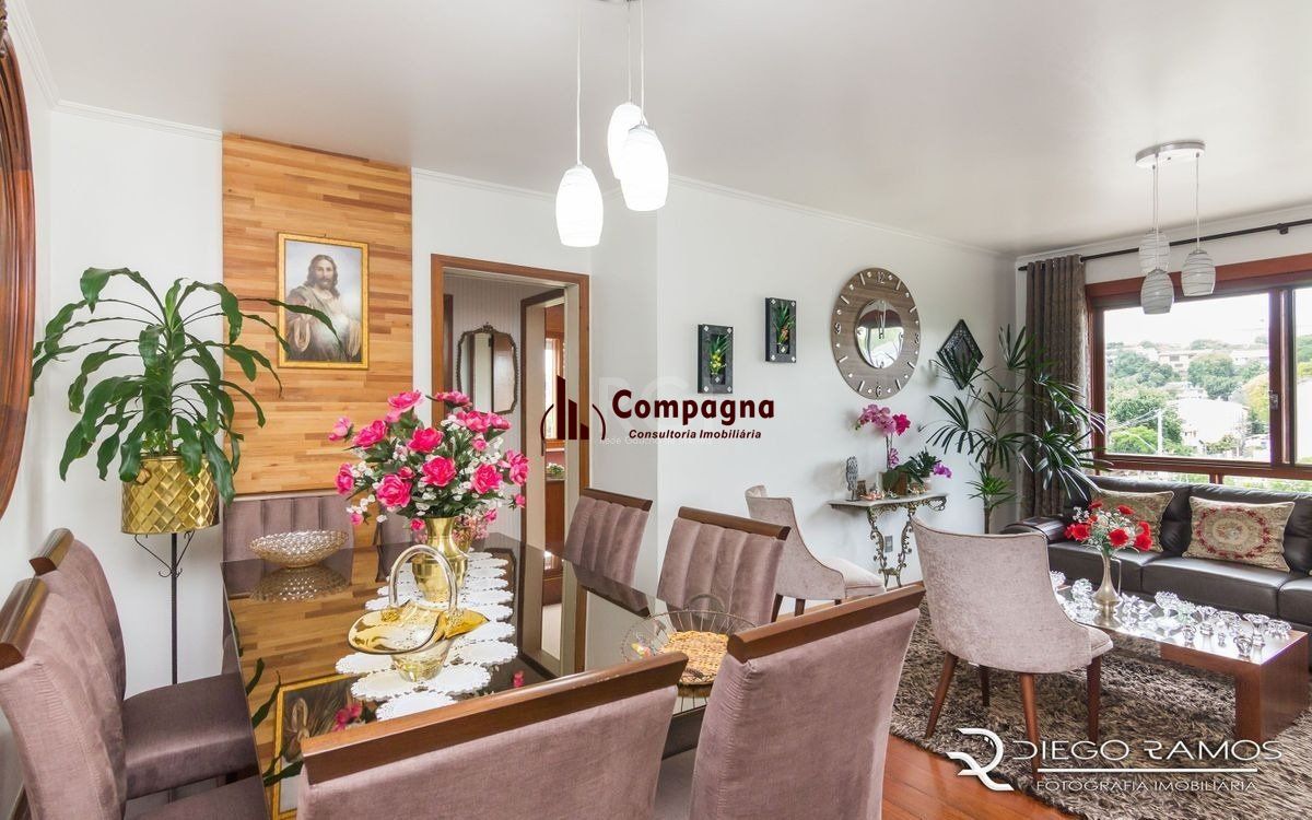 Apartamento de 2 dormitórios ,80 M² com possibilidade de transformação em 3 dormitórios. Living: Para dois ambientes e estar íntimo. Copa-Cozinha: Funcional e bem equipada. Ampla Área de Serviç