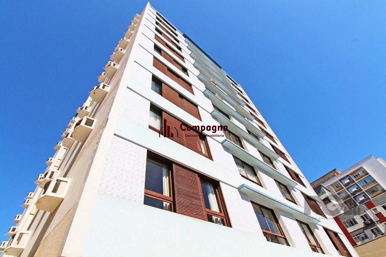Apartamento de três quartos, suíte e uma vaga de garagem no bairro Independência em Porto Alegre.