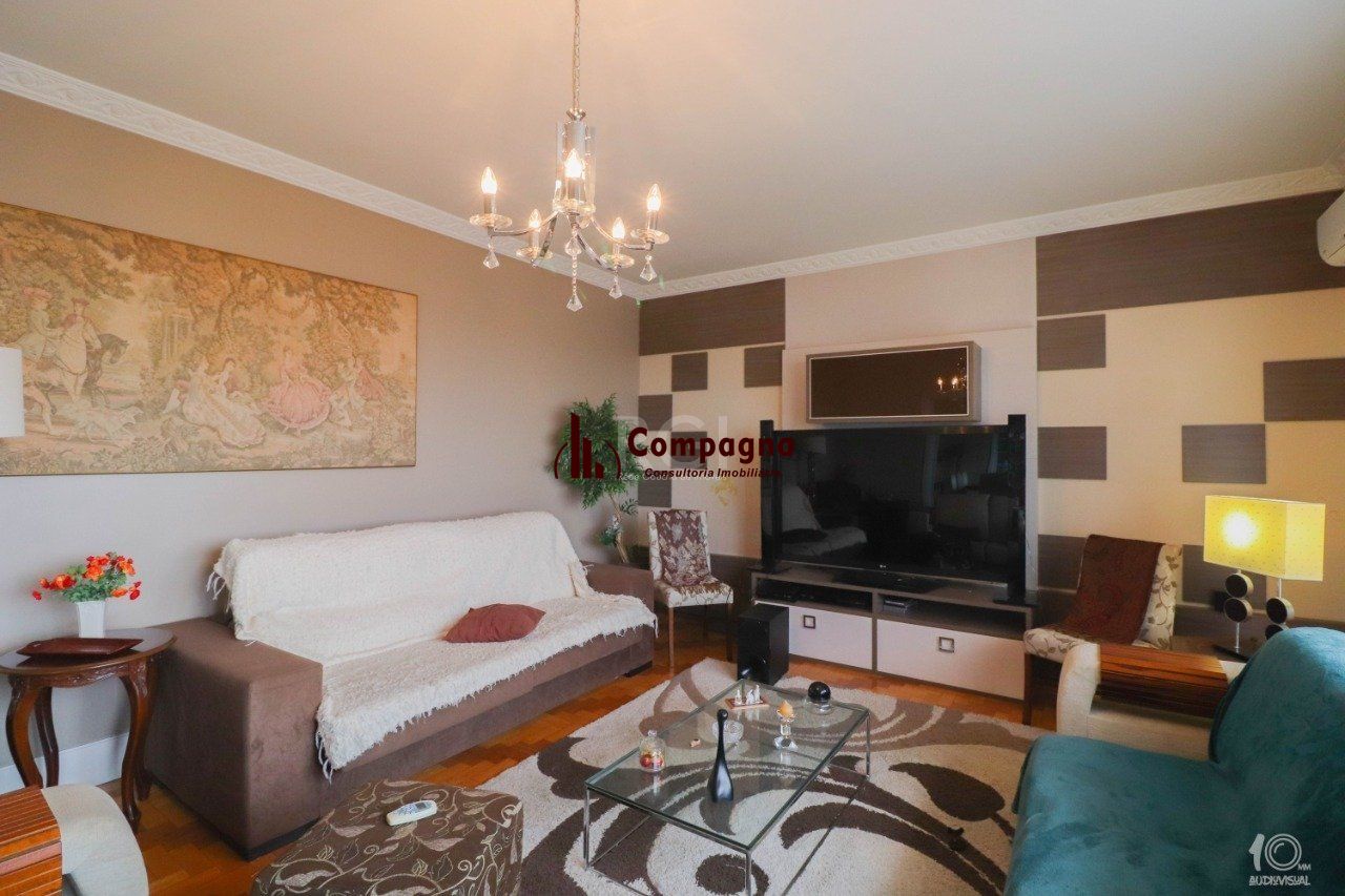 Apartamento á venda com 3 dormitórios com 1 suíte com sacada + 2 sacadas na sala e living, 233,85M²  e 1 vaga de garagem escriturada e coberta, no Bairro Independência em Porto Alegre. — foto 3