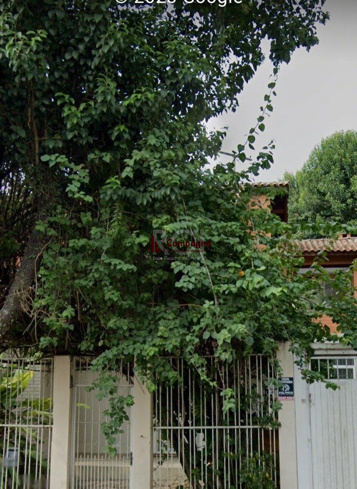 Casa com quatro (4) dormitórios,  duas (2) vagas de garagem, no bairro Passo da Areia em Porto Alegre. — foto 3