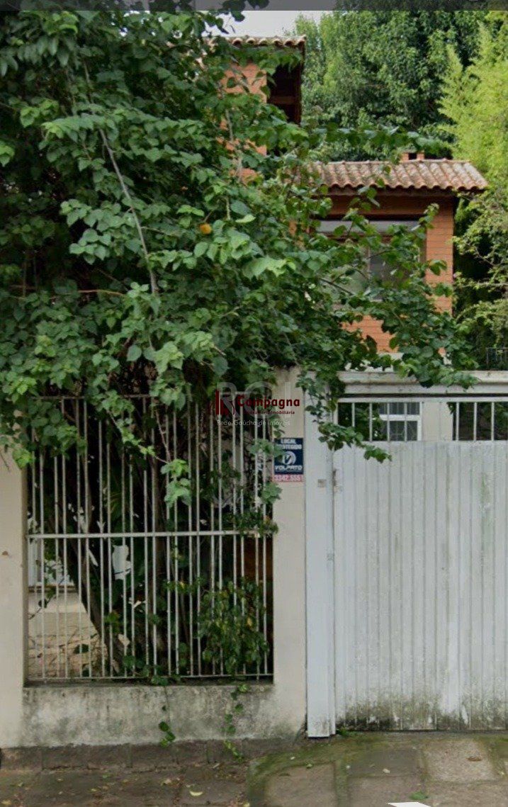 Casa com quatro (4) dormitórios,  duas (2) vagas de garagem, no bairro Passo da Areia em Porto Alegre. — foto 2