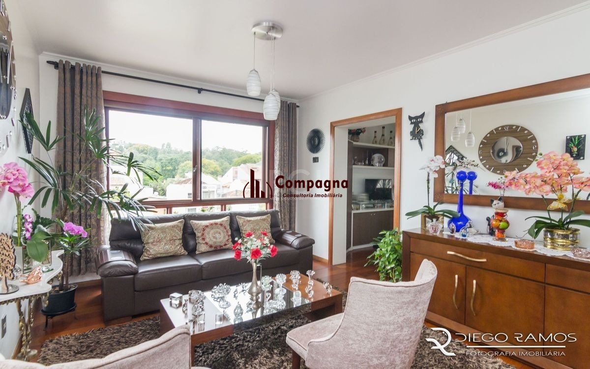 Apartamento de 2 dormitórios ,80 M² com possibilidade de transformação em 3 dormitórios. Living: Para dois ambientes e estar íntimo. Copa-Cozinha: Funcional e bem equipada. Ampla Área de Serviç — foto 3