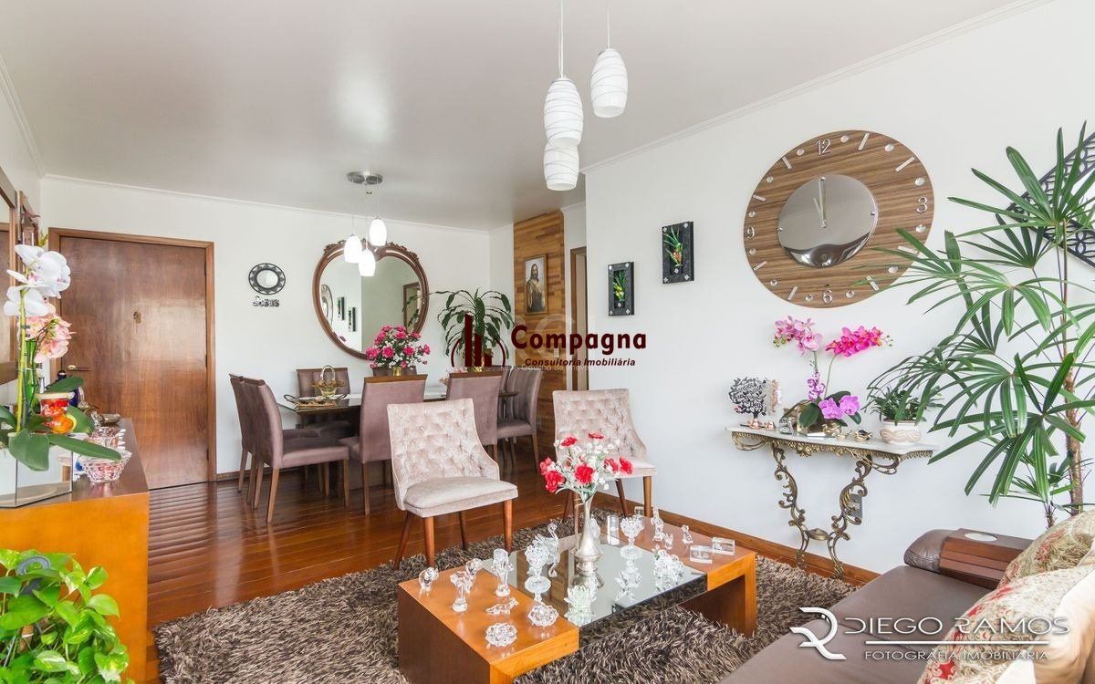 Apartamento de 2 dormitórios ,80 M² com possibilidade de transformação em 3 dormitórios. Living: Para dois ambientes e estar íntimo. Copa-Cozinha: Funcional e bem equipada. Ampla Área de Serviç — foto 4